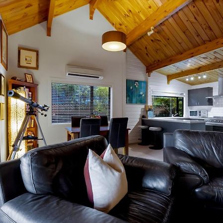Kereru Cottage, Cosy Log Cabin, Serene Lake & Mountain Views Квинстаун Экстерьер фото