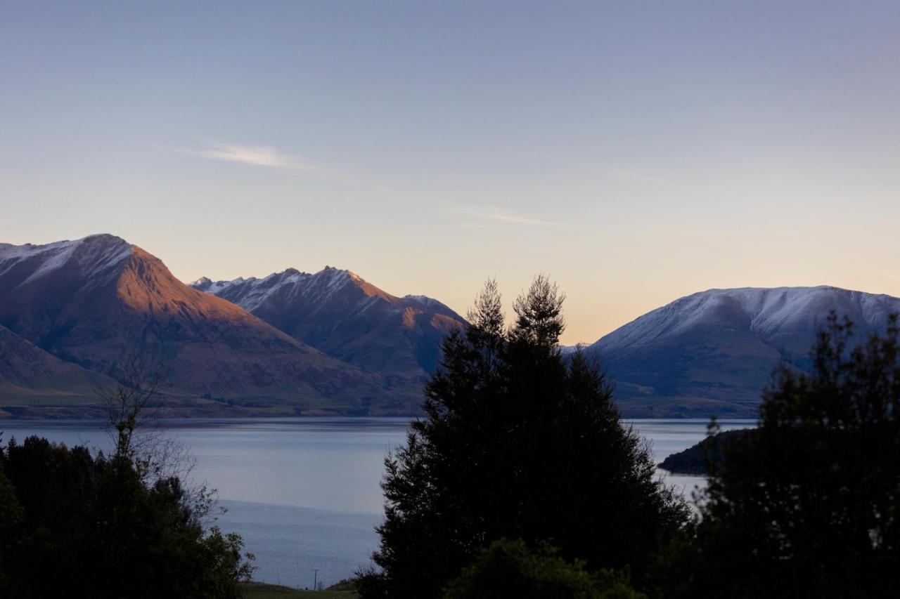Kereru Cottage, Cosy Log Cabin, Serene Lake & Mountain Views Квинстаун Экстерьер фото