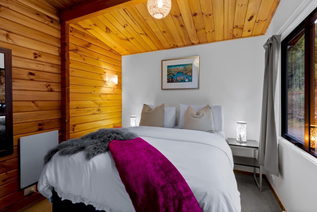 Kereru Cottage, Cosy Log Cabin, Serene Lake & Mountain Views Квинстаун Экстерьер фото