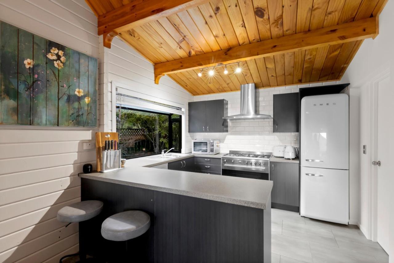 Kereru Cottage, Cosy Log Cabin, Serene Lake & Mountain Views Квинстаун Экстерьер фото